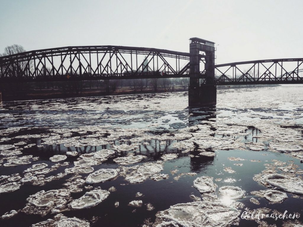 Magdeburg Hubbrücke und Elbe mit Eisschollen im Winter